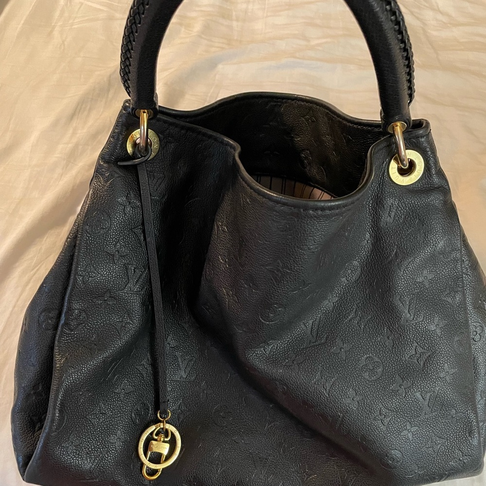 Louis Vuitton artsy black empreinte leather
